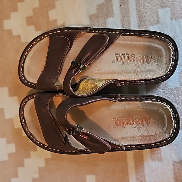 Alegria sandals velcro closure. Very cute sz 8 - Picture 4 of 9